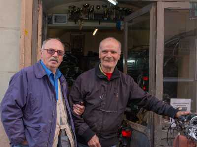 ...ecco entrare uno dei suoi compagni. Si tratta del coetaneo signor Lovino: dopo aver appreso chi siamo ci svela che Tommaso in passato � stato un campione delle due ruote